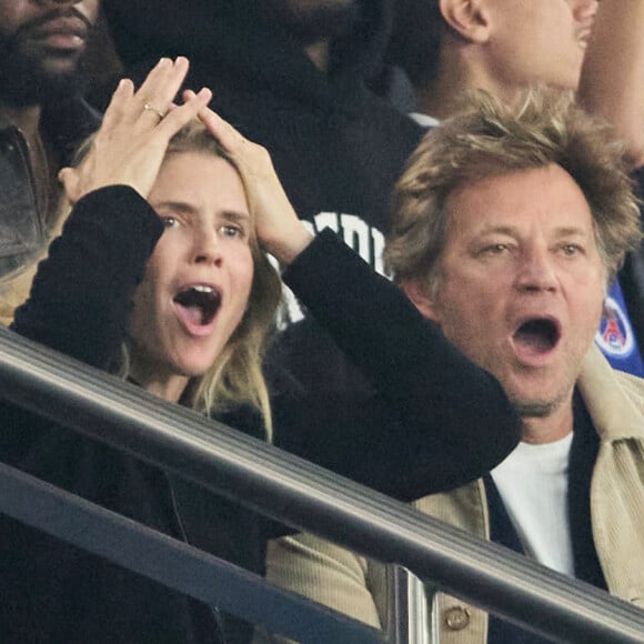 Laurent Delahousse et Alice Taglioni au match du PSG
 
Alice Taglioni et son compagnon Laurent Delahousse, Hélène Darroze - Célébrités dans les tribunes de la demi-finale retour de Ligue des champions entre le PSG face au Borussia Dortmund (0-1) au Parc des Princes à Paris. © Cyril Moreau/Bestimage