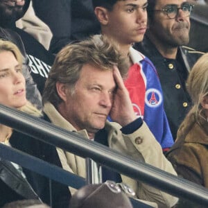 Alice Taglioni et son compagnon Laurent Delahousse, Jamel Debbouze et son fils Léon - Célébrités dans les tribunes de la demi-finale retour de Ligue des champions entre le PSG face au Borussia Dortmund (0-1) au Parc des Princes à Paris le 7 mai 2024. © Cyril Moreau/Bestimage