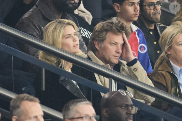 Alice Taglioni et son compagnon Laurent Delahousse, Jamel Debbouze et son fils Léon - Célébrités dans les tribunes de la demi-finale retour de Ligue des champions entre le PSG face au Borussia Dortmund (0-1) au Parc des Princes à Paris le 7 mai 2024. © Cyril Moreau/Bestimage