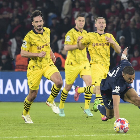 Kylian Mbappe (PSG) vs Mats Hummels (Borussia Dortmund) - Demi-finale retour de Ligue des champions entre le PSG face au Borussia Dortmund (0-1) au Parc des Princes à Paris le 7 mai 2024.