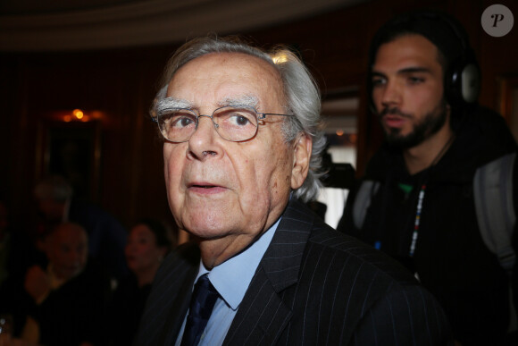 Bernard Pivot - Jean-Paul Dubois remporte le prix Goncourt pour son livre "Tous les hommes n'habitent pas le monde de la même façon" au restaurant Drouant à Paris le 4 novembre 2019. © Jonathan Rebboah/Panoramic/Bestimage