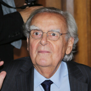 Bernard Pivot - Jean-Paul Dubois remporte le prix Goncourt pour son livre "Tous les hommes n'habitent pas le monde de la même façon" au restaurant Drouant à Paris le 4 novembre 2019. © Jonathan Rebboah/Panoramic/Bestimage