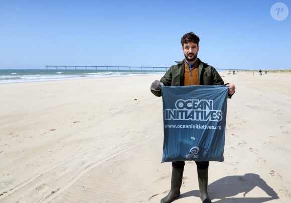 Exclusif - Le chanteur Jérémy Frérot, mari de L. Manaudou, accompagné d'une trentaine de bénévoles, a décidé cette année de lancer une opération de nettoyage de plages, "Initiatives oceanes" animée et dirigée par lui-même. Avec l'aide de Surfrider il a lancé cette collecte sur une de ses plages préférées depuis son enfance ici, entre Arcachon et les Landes le 3 Mai 2019. Il a fait une pause dans sa tournée pour organiser cette action et il etait seul, sans Laure, pour ce combat. Les Initiatives Océanes sont des nettoyages de plages, lacs, rivières et fonds marins partout dans le monde. Ces collectes de déchets sont organisées par des bénévoles grâce à l'accompagnement de Surfrider Foundation Europe. © Patrick Bernard/ Bestimage 