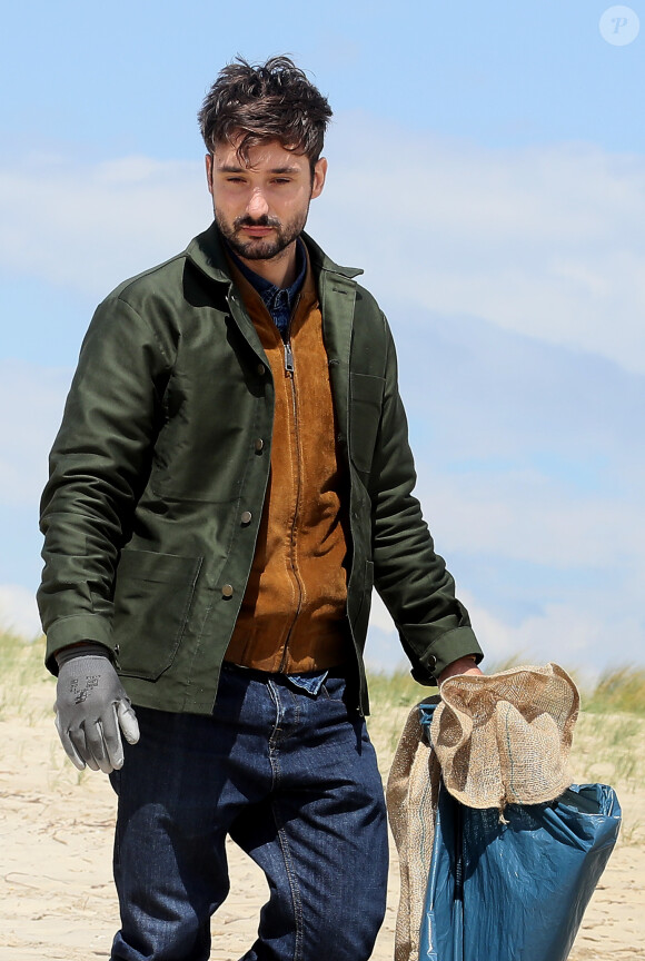 Exclusif - Le chanteur Jérémy Frérot, mari de L. Manaudou, accompagné d'une trentaine de bénévoles, a décidé cette année de lancer une opération de nettoyage de plages, "Initiatives oceanes" animée et dirigée par lui-même. Avec l'aide de Surfrider il a lancé cette collecte sur une de ses plages préférées depuis son enfance ici, entre Arcachon et les Landes le 3 Mai 2019. Il a fait une pause dans sa tournée pour organiser cette action et il etait seul, sans Laure, pour ce combat. Les Initiatives Océanes sont des nettoyages de plages, lacs, rivières et fonds marins partout dans le monde. Ces collectes de déchets sont organisées par des bénévoles grâce à l'accompagnement de Surfrider Foundation Europe. © Patrick Bernard/ Bestimage 