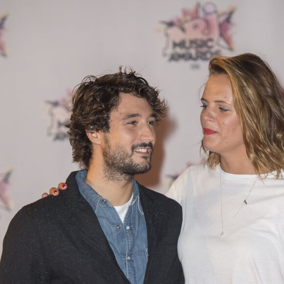 Le titre 'Adieu' raconte la rupture dans un couple avec 2 enfants
Laure Manaudou et son compagnon Jérémy Frérot - Arrivées à la 17ème cérémonie des NRJ Music Awards 2015 au Palais des Festivals à Cannes, le 7 novembre 2015. 