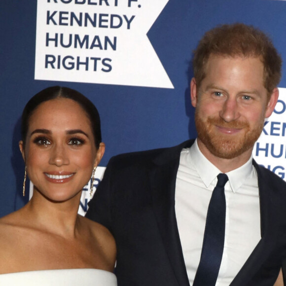 N'ayant visiblement pas du tout envie de passer trop de temps au Royaume-Uni, Meghan a d'ailleurs rejoint Harry à Londres juste avant leur vol de nuit qui partait à 5 heures du matin.
Le prince Harry et Meghan Markle lors du photocall de la soirée caritative Robert F. Kennedy Human Rights à New York le 6 décembre 2022. 