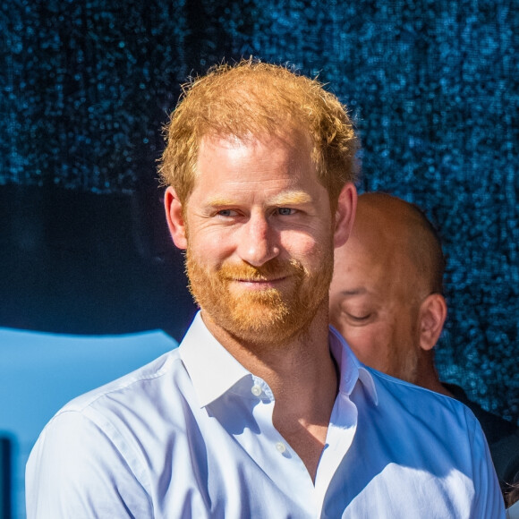 Le couple est apparu des plus soudés, Meghan resplendissait dans une robe beige de la marque Merrick dont le modèle s'appelle... Windsor !
Archives : Le prince Harry