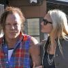 Mickey Rourke, le bras dans le plâtre, se promène avec sa petite amie Elena Kuletskaya dans le quartier du Meat Pack à New York le 18 mars 2010