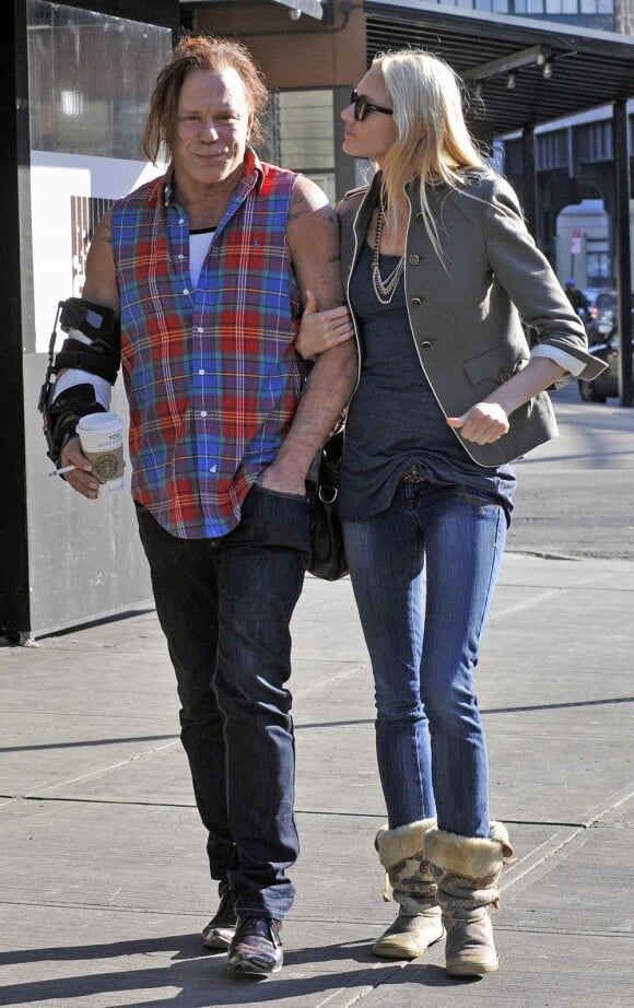 Mickey Rourke, le bras dans le plâtre, se promène avec sa petite amie Elena Kuletskaya dans le quartier du Meat Pack à New York le 18 mars 2010