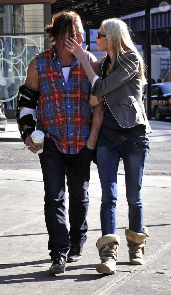 Mickey Rourke, le bras dans le plâtre, se promène avec sa petite amie Elena Kuletskaya dans le quartier du Meat Pack à New York le 18 mars 2010