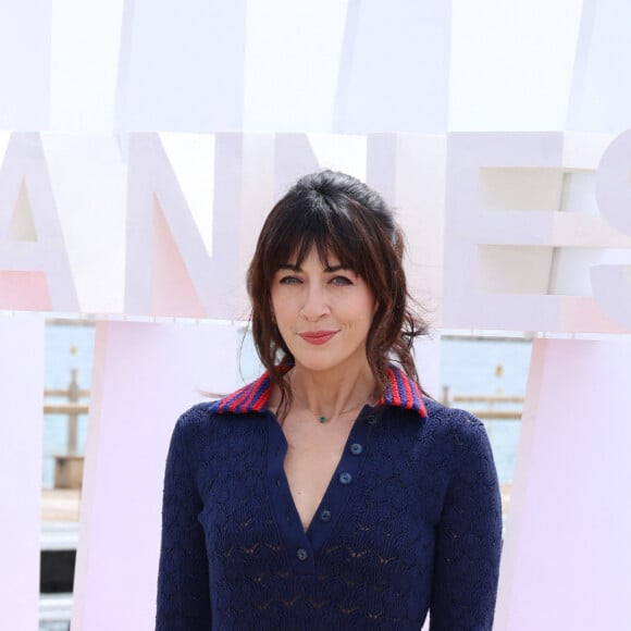 Nolwenn Leroy lors du photocall de 'Broceliande' sur la plage du Majestic lors de la 7eme saison de 'CanneSeries' à Cannes le 7 Avril 2024 @ Denis Guignebourg/BestImage