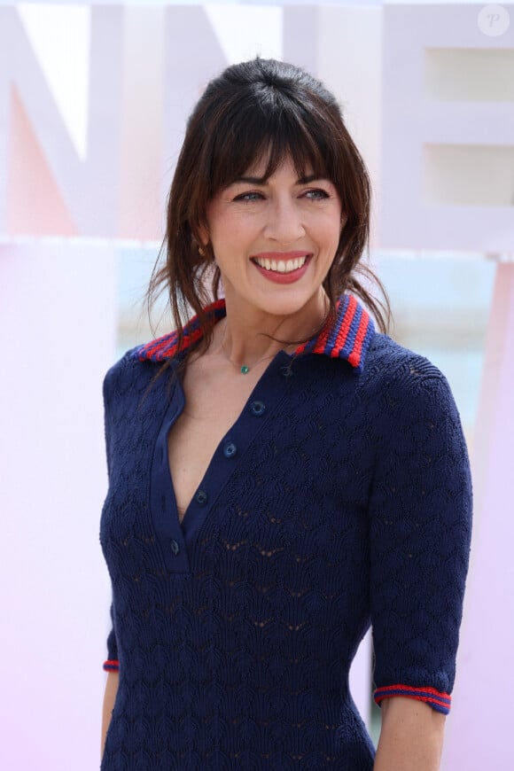 Nolwenn Leroy lors du photocall de 'Broceliande' sur la plage du Majestic lors de la 7eme saison de 'CanneSeries' à Cannes le 7 Avril 2024 @ Denis Guignebourg/BestImage