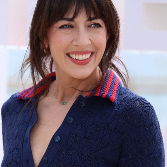 Nolwenn Leroy lors du photocall de 'Broceliande' sur la plage du Majestic lors de la 7eme saison de 'CanneSeries' à Cannes le 7 Avril 2024 @ Denis Guignebourg/BestImage