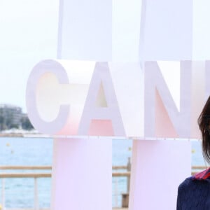 Nolwenn Leroy lors du photocall de 'Broceliande' sur la plage du Majestic lors de la 7eme saison de 'CanneSeries' à Cannes le 7 Avril 2024 @ Denis Guignebourg/BestImage