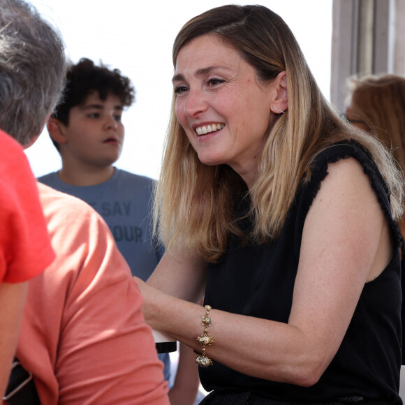 Exclusif - Julie Gayet pour la signature de son livre "Ensemble on est plus fortes" le 6 mai 2023 à Arcachon, lors du Rendez vous littéraire "La plage aux écrivains". © Jean-Marc Lhomer / Bestimage