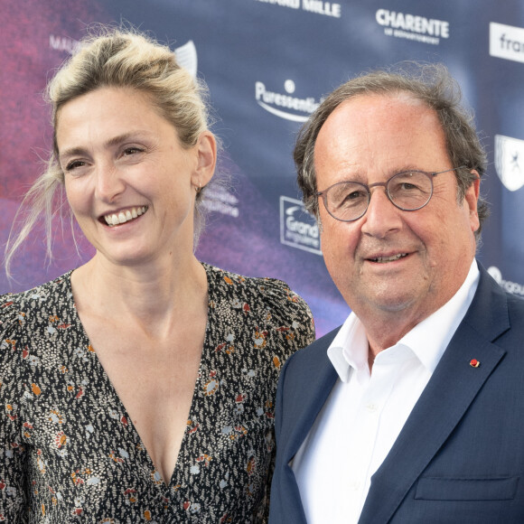 Julie Gayet et son mari François Hollande aux arrivées sur le tapis bleu de la 16ème édition du festival du film francophone de Angoulême © Coadic Guirec / Bestimage