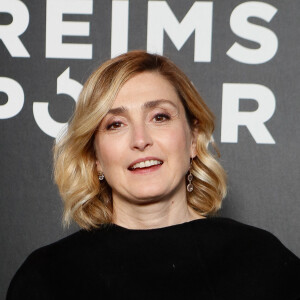 Julie Gayet - Leçon d'actrice par Julie Gayet lors de la 4e édition du Festival Reims Polar au cinéma Opéraims à Reims, France. Le 10 avril 2024. © Christophe Clovis / Bestimage 