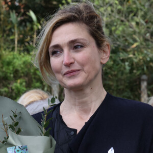 Julie Gayet est à l'affiche d'un film diffusé ce mercredi sur France 2.
Julie Gayet lors du dévoilement du portrait de d'Olympe de Gouges au Square des Grands Principes Républicains à Arès, France. © Jean-Marc Lhomer/Bestimage 