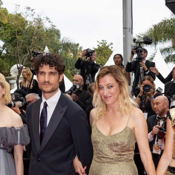 Louis Garrel et Valeria Bruni-Tedeschi ont depuis chacun refait leur vie de leur côté
Louis Garrel, Valeria Bruni Tedeschi, Clara Bretheau - Montée des marches du film " Les Amandiers " lors du 75ème Festival International du Film de Cannes. Le 22 mai 2022 © Olivier Borde / Bestimage 