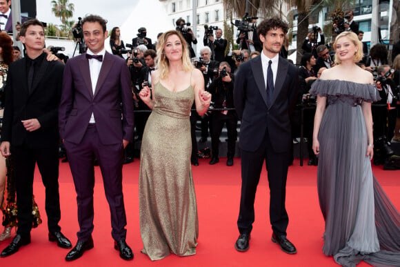 Noham Edje, Sofiane Bennacer, Valeria Bruni-Tedeschi, Louis Garrel, Nadia Tereszkiewcz - Montée des marches du film " Les Amandiers " lors du 75ème Festival International du Film de Cannes. Le 22 mai 2022 © Cyril Moreau / Bestimage 