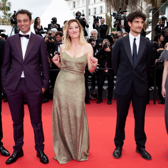 Noham Edje, Sofiane Bennacer, Valeria Bruni-Tedeschi, Louis Garrel, Nadia Tereszkiewcz - Montée des marches du film " Les Amandiers " lors du 75ème Festival International du Film de Cannes. Le 22 mai 2022 © Cyril Moreau / Bestimage 