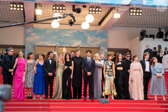 Patrick Sobelman, Alexia Chardard (bijoux Messika), Alexandra Henochsberg, Sarah Henochsberg, Baptiste Carrion-Weiss, Valeria Bruni Tedeschi, Suzanne Lindon, Sofiane Bennacer, Vassili Schneider, Louis Garrel, Nadia Tereszkiewcz, Micha Lescot, Clara Bretheau, Lena Garrel, Noham Edje, Eva Danino, Oscar Lesage et Liv Henneguier - Montée des marches du film " Les Amandiers " lors du 75ème Festival International du Film de Cannes. Le 22 mai 2022 © Cyril Moreau / Bestimage 