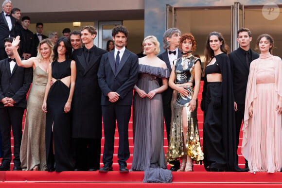 Baptiste Carrion-Weiss, Valeria Bruni Tedeschi, Suzanne Lindon, Sofiane Bennacer, Vassili Schneider, Louis Garrel, Nadia Tereszkiewcz, Micha Lescot, Clara Bretheau, Lena Garrel, Noham Edje, Eva Danino - Montée des marches du film " Les Amandiers " lors du 75ème Festival International du Film de Cannes. Le 22 mai 2022 © Olivier Borde / Bestimage 