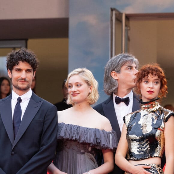 Baptiste Carrion-Weiss, Valeria Bruni Tedeschi, Suzanne Lindon, Sofiane Bennacer, Vassili Schneider, Louis Garrel, Nadia Tereszkiewcz, Micha Lescot, Clara Bretheau, Lena Garrel, Noham Edje, Eva Danino - Montée des marches du film " Les Amandiers " lors du 75ème Festival International du Film de Cannes. Le 22 mai 2022 © Olivier Borde / Bestimage 