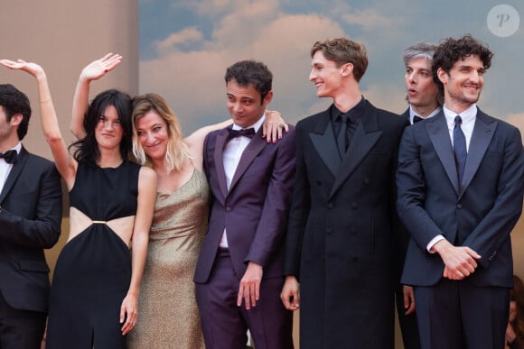 Suzanne Lindon, Valeria Bruni Tedeschi, Sofiane Bennacer, Vassili Schneider, Micha Lescot, Louis Garrel - Montée des marches du film " Les Amandiers " lors du 75ème Festival International du Film de Cannes. Le 22 mai 2022 © Olivier Borde / Bestimage 