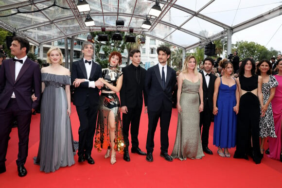 Sofiane Bennacer, Nadia Tereszkiewcz, Micha Lescot, Clara Bretheau, Noham Edje, Louis Garrel, Valeria Bruni Tedeschi, Baptiste Carrion-Weiss, Sarah Henochsberg, Suzanne Lindon, Alexandra Henochsberg, Alexia Chardard (bijoux Messika) - Montée des marches du film " Les Amandiers " lors du 75ème Festival International du Film de Cannes. Le 22 mai 2022 © Dominique Jacovides / Bestimage 