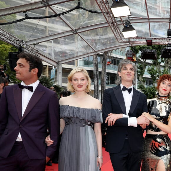 Sofiane Bennacer, Nadia Tereszkiewcz, Micha Lescot, Clara Bretheau, Noham Edje, Louis Garrel, Valeria Bruni Tedeschi, Baptiste Carrion-Weiss, Sarah Henochsberg, Suzanne Lindon, Alexandra Henochsberg, Alexia Chardard (bijoux Messika) - Montée des marches du film " Les Amandiers " lors du 75ème Festival International du Film de Cannes. Le 22 mai 2022 © Dominique Jacovides / Bestimage 