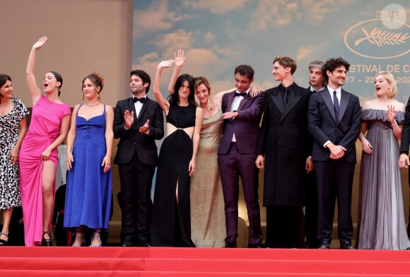 Sarah Henochsberg, Baptiste Carrion-Weiss, Valeria Bruni Tedeschi, Suzanne Lindon, Sofiane Bennacer, Vassili Schneider, Louis Garrel, Nadia Tereszkiewcz, Micha Lescot, Clara Bretheau, Lena Garrel - Montée des marches du film " Les Amandiers " lors du 75ème Festival International du Film de Cannes. Le 22 mai 2022 © Dominique Jacovides / Bestimage 