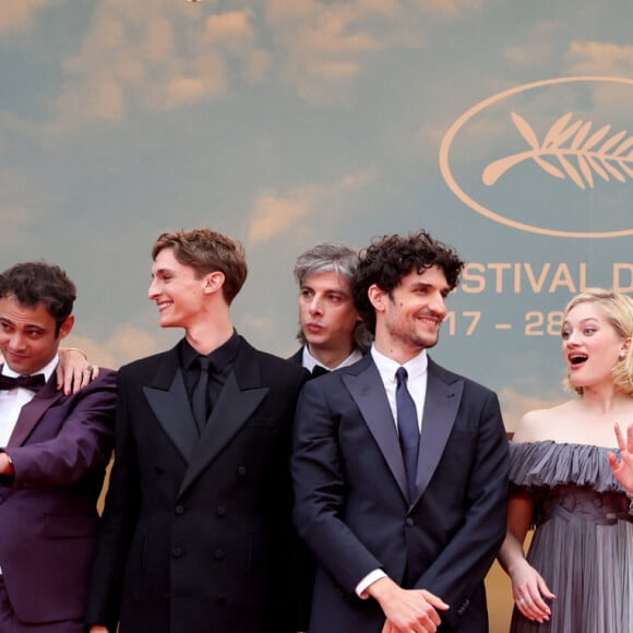 Sarah Henochsberg, Baptiste Carrion-Weiss, Valeria Bruni Tedeschi, Suzanne Lindon, Sofiane Bennacer, Vassili Schneider, Louis Garrel, Nadia Tereszkiewcz, Micha Lescot, Clara Bretheau, Lena Garrel - Montée des marches du film " Les Amandiers " lors du 75ème Festival International du Film de Cannes. Le 22 mai 2022 © Dominique Jacovides / Bestimage 