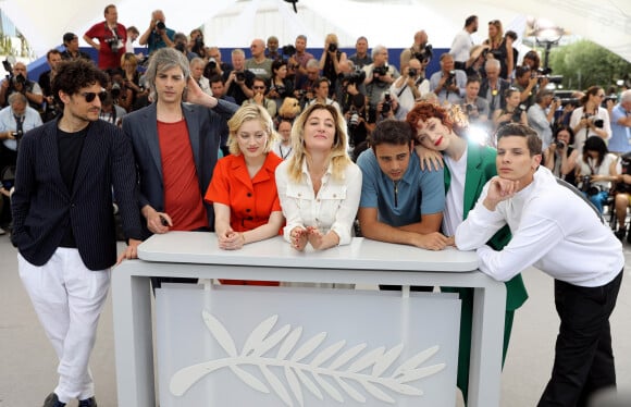 Louis Garrel, Micha Lescot, Nadia Tereszkiewicz, Valeria Bruni-Tedeschi Tedeschi, Sofiane Bennacer, Clara Bretheau et Noham Edje au photocall de "Les amandiers" lors du 75ème Festival International du Film de Cannes, France, le 23 mai 2022. © Dominique Jacovides/Bestimage