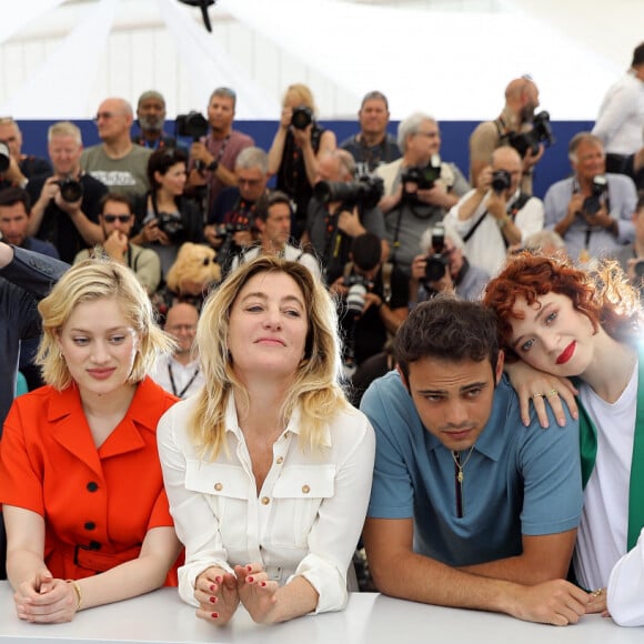 Louis Garrel, Micha Lescot, Nadia Tereszkiewicz, Valeria Bruni-Tedeschi Tedeschi, Sofiane Bennacer, Clara Bretheau et Noham Edje au photocall de "Les amandiers" lors du 75ème Festival International du Film de Cannes, France, le 23 mai 2022. © Dominique Jacovides/Bestimage