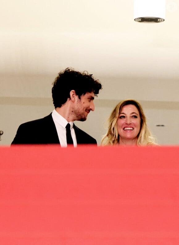 Louis Garrel, Valeria Bruni Tedeschi - Descente des marches du film "Les Amandiers (Forever Young)" lors du 75ème Festival International du Film de Cannes, le 22 mai 2022/ © Dominique Jacovides / Bestimage