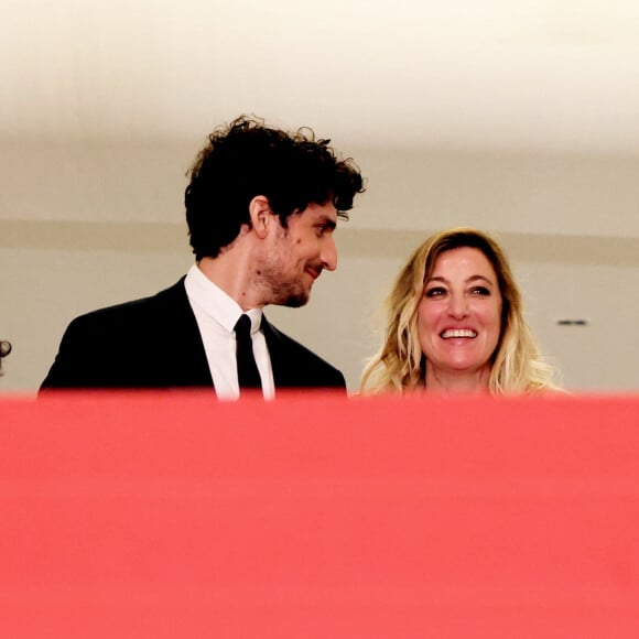 Louis Garrel, Valeria Bruni Tedeschi - Descente des marches du film "Les Amandiers (Forever Young)" lors du 75ème Festival International du Film de Cannes, le 22 mai 2022/ © Dominique Jacovides / Bestimage