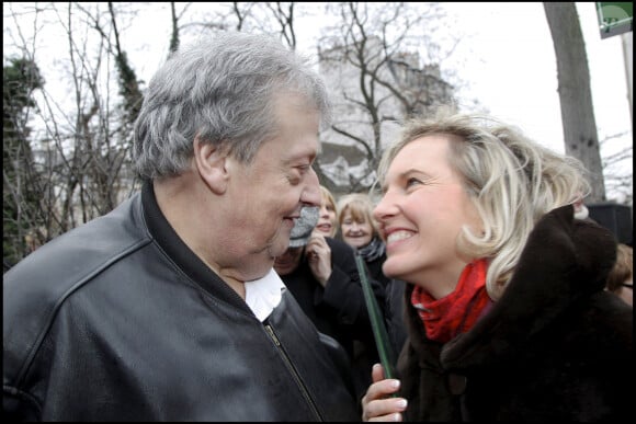 Guy Carlier et son épouse, Josephine Dard - Inauguration du jardin Frederic Dard situé sur la Butte Montmartre dans le 18eme arrondissement de Paris par Daniel Vaillant et Christophe Girard, adjoint à la culture.