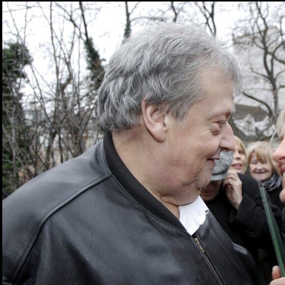 Guy Carlier et son épouse, Josephine Dard - Inauguration du jardin Frederic Dard situé sur la Butte Montmartre dans le 18eme arrondissement de Paris par Daniel Vaillant et Christophe Girard, adjoint à la culture.