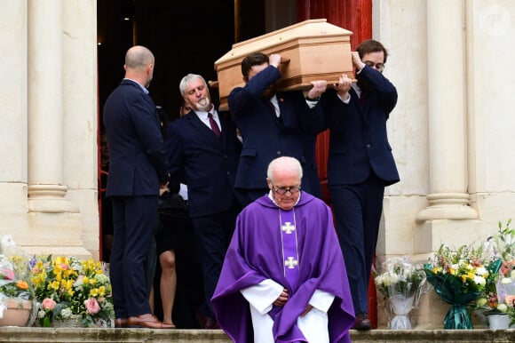 Les porteurs portent le cercueil du défunt - Obsèques du journaliste et homme de lettres Bernard Pivot en l'église du christ à Quincié-en-Beaujolais, France, le 14 mai 2024. 