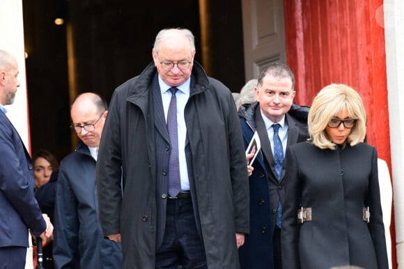 Bernard Perrut et la Première Dame Brigitte Macron - Obsèques du journaliste et homme de lettres Bernard Pivot en l'église du christ à Quincié-en-Beaujolais, France, le 14 mai 2024. 