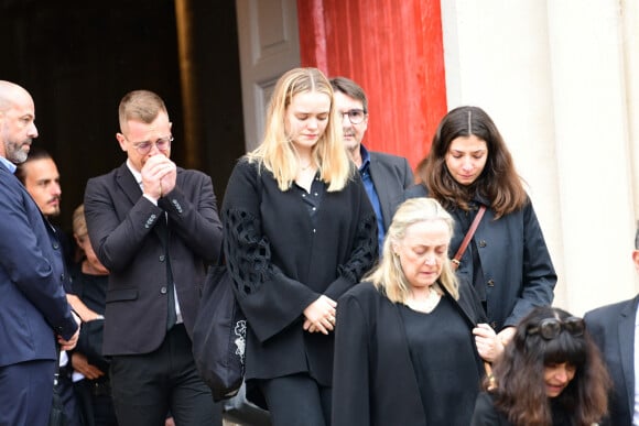 Famille et proches, Monique Dupuis (ex femme du défunt) et Cécile Pivot (fille du défunt) - Obsèques du journaliste et homme de lettres Bernard Pivot en l'église du christ à Quincié-en-Beaujolais, France, le 14 mai 2024. 