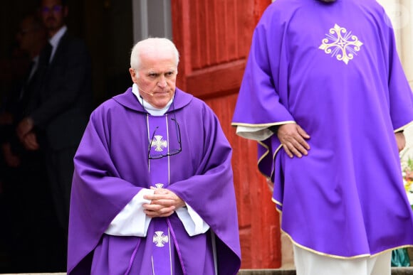 Homme d'église - Obsèques du journaliste et homme de lettres Bernard Pivot en l'église du christ à Quincié-en-Beaujolais, France, le 14 mai 2024.  No Web pour la Belgique et la Suisse Funeral of journalist and man of letters Bernard Pivot in the Church of Christ in Quincié-en-Beaujolais, France, on May 14, 2024.