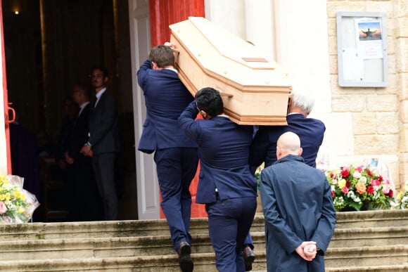 Les porteurs portent le cercueil du défunt - Obsèques du journaliste et homme de lettres Bernard Pivot en l'église du christ à Quincié-en-Beaujolais, France, le 14 mai 2024.  No Web pour la Belgique et la Suisse Funeral of journalist and man of letters Bernard Pivot in the Church of Christ in Quincié-en-Beaujolais, France, on May 14, 2024.