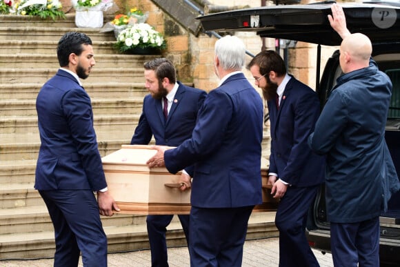 Les porteurs portent le cercueil du défunt - Obsèques du journaliste et homme de lettres Bernard Pivot en l'église du christ à Quincié-en-Beaujolais, France, le 14 mai 2024.  No Web pour la Belgique et la Suisse Funeral of journalist and man of letters Bernard Pivot in the Church of Christ in Quincié-en-Beaujolais, France, on May 14, 2024.