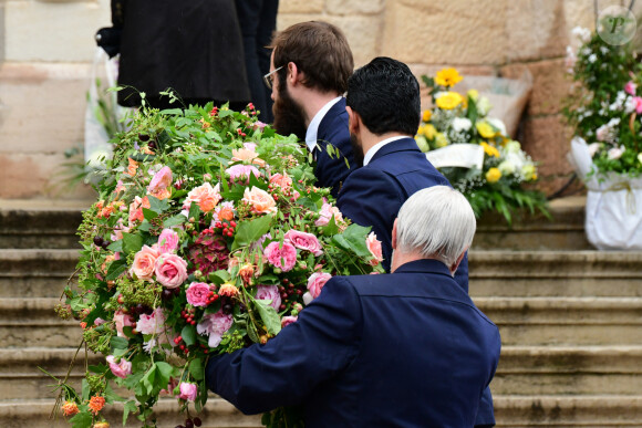 Fleurs de deuil - Obsèques du journaliste et homme de lettres Bernard Pivot en l'église du christ à Quincié-en-Beaujolais, France, le 14 mai 2024.  No Web pour la Belgique et la Suisse Funeral of journalist and man of letters Bernard Pivot in the Church of Christ in Quincié-en-Beaujolais, France, on May 14, 2024.