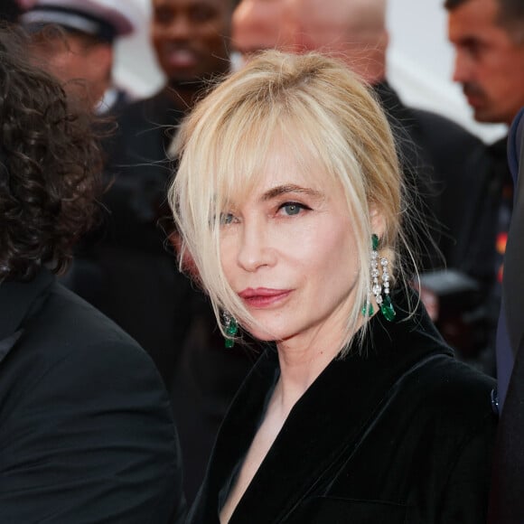 Emmanuelle Béart - Montée des marches du film " Le deuxième acte " pour la cérémonie d'ouverture du 77ème Festival International du Film de Cannes, au Palais des Festivals à Cannes. Le 14 mai 2024 © Jacovides-Moreau / Bestimage 