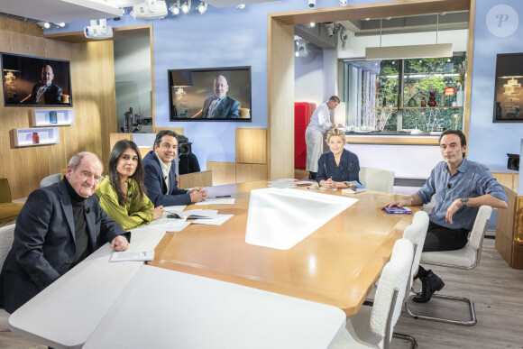 Exclusif - Pierre Lescure, Émilie Tran Nguyen, Patrick Cohen, Anne-Élisabeth Lemoine, Anthony Delon - Anthony Delon fait la promotion de son livre "Bastingage" sur le plateau de l'émission "C à Vous" à Paris le 27 mars 2024. © Cyril Moreau/Bestimage 