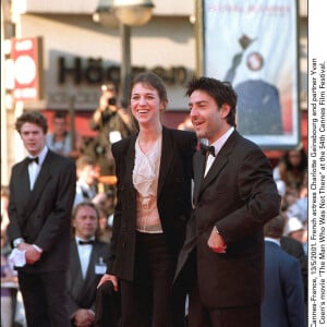 Hahn-Khayat/ABACA.  Cannes-France, 13/5/2001. L'actrice française Charlotte Gainsbourg et son partenaire Yvan Attal arrivent à la projection du film de Joel Coen, L'homme qui n'était pas là, au 54e Festival de Cannes.