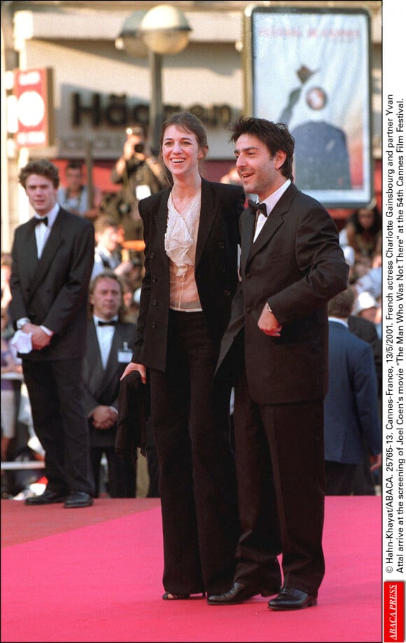 Hahn-Khayat/ABACA.  Cannes-France, 13/5/2001. L'actrice française Charlotte Gainsbourg et son partenaire Yvan Attal arrivent à la projection du film de Joel Coen, L'homme qui n'était pas là, au 54e Festival de Cannes.